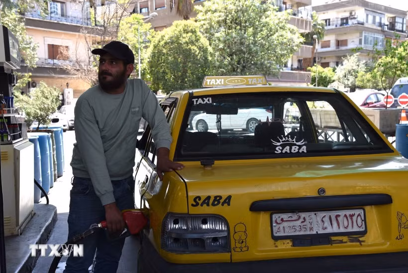 Người dân mua xăng tại trạm xăng ở Damascus, Syria. (Ảnh: THX/TTXVN)