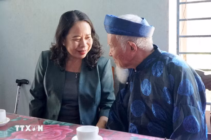 Bà Võ Thị Ánh Xuân, Bí thư Trung ương Đảng, Phó Chủ tịch nước (bên trái) thăm, tặng quà chúc thọ cụ ông Vương Nghiên (phường Hòa Xuân, thành phố Đà Nẵng). (Ảnh: Quốc Dũng/TTXVN)