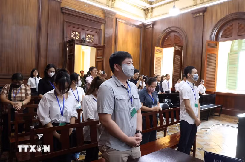Các bị cáo nghe tuyên án tại điểm cầu trung tâm Tòa án nhân dân Thành phố Hồ Chí Minh. (Ảnh: Hồng Đạt/TTXVN)