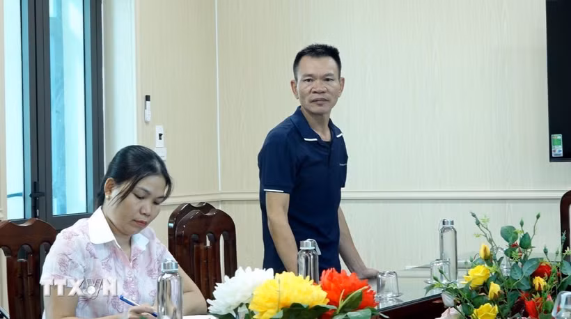 Ông Nguyễn Duy Phú (thôn Nam Đài, xã Quỳnh An, tỉnh Hưng Yên) giải trình về hoạt động khám, chữa bệnh trái phép. (Ảnh: Nguyễn Hải/TTXVN)