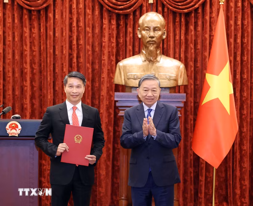 Tổng Bí thư, Chủ tịch nước Tô Lâm trao Quyết định bổ nhiệm Đại sứ đặc mệnh toàn quyền Việt Nam tại Cộng hòa Dân chủ Timor-Leste cho ông Phạm Bình Đàm, Vụ trưởng Ban Thư ký Quốc gia APEC 2027, Bộ Ngoại giao. (Ảnh: Thống Nhất/TTXVN)