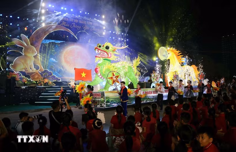 Hơn 30 mô hình đèn trung thu được diễn diễu tại chương trình “Mùa trăng yêu thương” năm 2026. (Ảnh: Trần Trang/TTXVN)