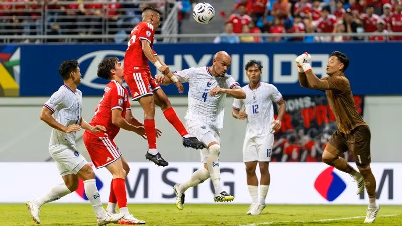 Singapore (áo đỏ) đang đối mặt khó khăn sau thất bại trên sân nhà. (Nguồn: aseanutdfc)