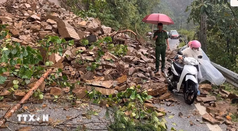 Mưa lớn gây sạt lở taluy dương và tắc đường tại Km265+900, Quốc lộ 32 thuộc địa phận xã Tú Lệ. (Ảnh: TTXVN phát)