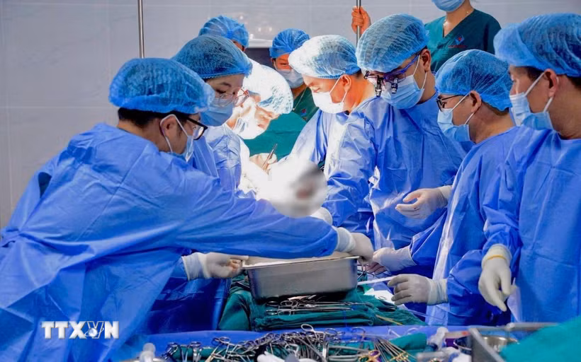 Bệnh viện Trung ương Huế thực hiện ca ghép thận ứng dụng công nghệ bảo quản tạng bằng máy LifePort. (Ảnh: TTXVN phát)