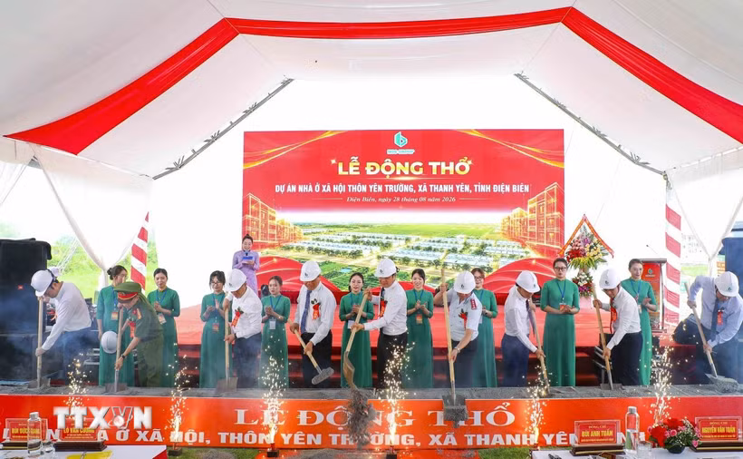 Đại biểu thực hiện nghi thức động thổ Dự án Nhà ở xã hội thôn Yên Trường, xã Thanh Yên. (Ảnh: Xuân Tư/TTXVN)