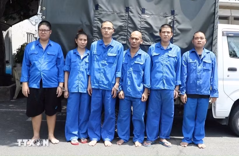 Các đối tượng tại cơ quan công an. (Ảnh: TTXVN phát)