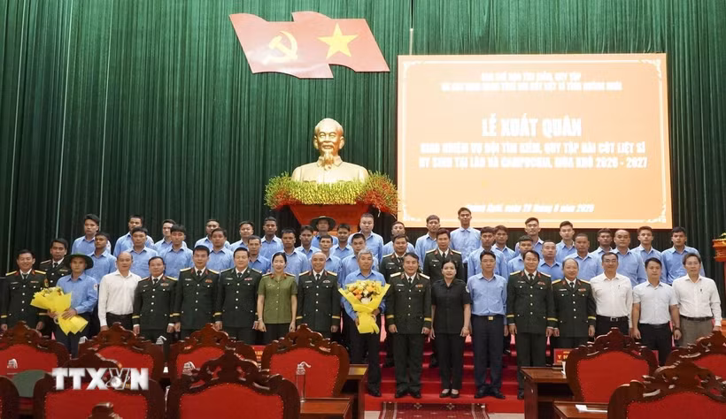 Các đại biểu chụp ảnh lưu niệm cùng các thành viên Đội K53 lên đường làm nhiệm vụ. (Ảnh: TTXVN phát)