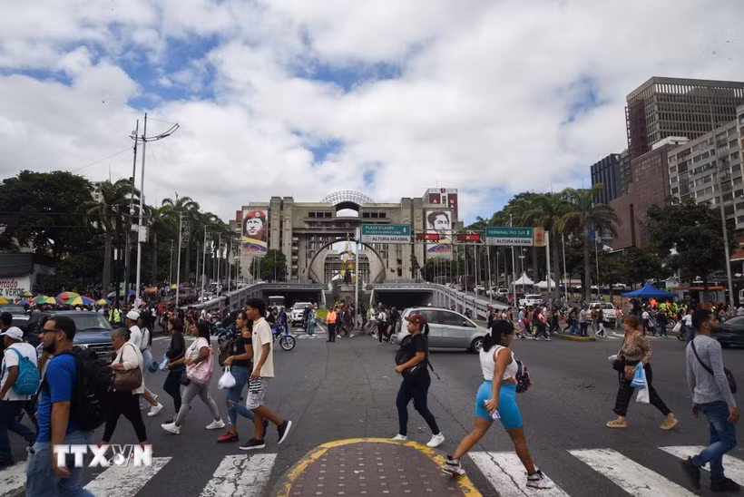 Người dân di chuyển trên đường phố thủ đô Caracas, Venezuela ngày 31/12/2025. (Ảnh: THX/TTXVN)