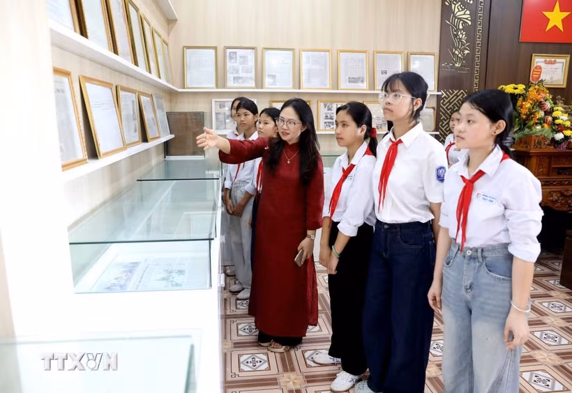Trong căn phòng truyền thống tại Trường THCS Tây Thụy Anh, những kỷ vật bình dị của cô giáo, liệt sỹ Bùi Thị Thanh Xuân đã trở thành cầu nối giữa quá khứ và hiện tại, giúp các thế hệ học sinh hiểu hơn về sự hy sinh của thế hệ đi trước. (Ảnh: Thế Duyệt/TTXVN)