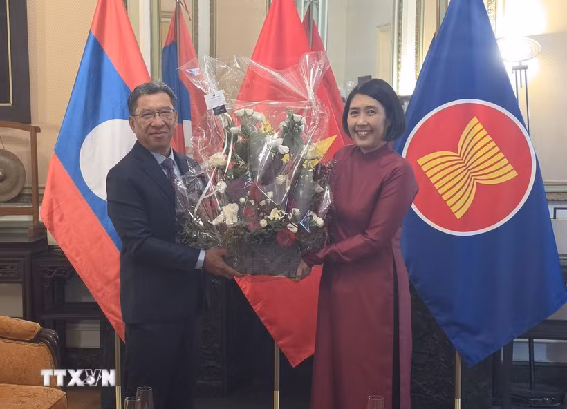 Đại sứ Lào Kingphokeo Phommahaxay trao tặng lẵng hoa chúc mừng Đại sứ Việt Nam Nguyễn Hương Trà nhân kỷ niệm 81 năm Quốc khánh nước CHXHCN Việt Nam. (Ảnh: Lan Anh-Duy Tùng/TTXVN)