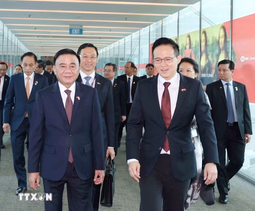 Quốc Vụ khanh Bộ Quốc phòng Singapore Desmond Choo đón Thường trực Ban Bí thư Trần Cẩm Tú tại sân bay Changi. (Ảnh: Phương Hoa/TTXVN)