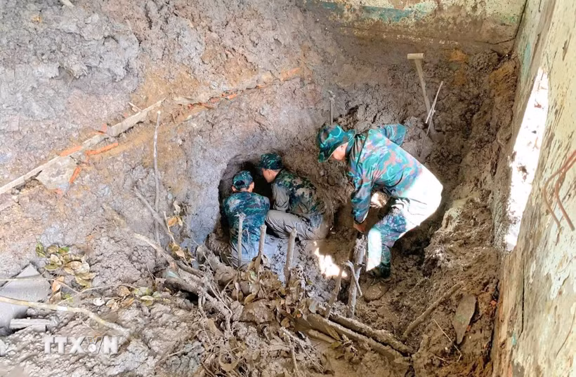 Cán bộ, chiến sỹ Đội tìm kiếm, quy tập hài cốt liệt sỹ (lâm thời) tích cực tìm kiếm hài cốt liệt sỹ. (Ảnh: TTXVN phát)