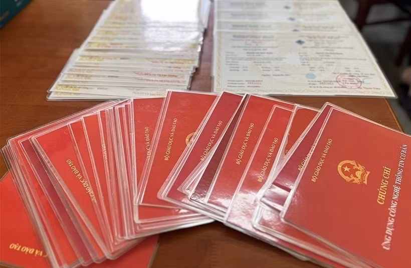 Tổng rà soát hồ sơ cán bộ, công chức, viên chức, xử lý nghiêm văn bằng giả Trường hợp phát hiện sai phạm về sử dụng văn bằng, chứng chỉ không hợp pháp, phải kịp thời xử lý nghiêm theo quy định. (Ảnh minh họa: TTXVN phát)