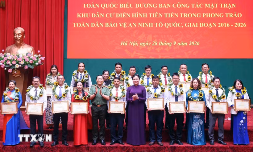Thượng tướng Lê Văn Tuyến, Thứ trưởng Bộ Công an và Phó Chủ tịch, Tổng Thư ký Ủy ban Trung ương Mặt trận Tổ quốc Việt Nam Hà Thị Nga trao Bằng khen của Bộ trưởng Bộ Công an cho các tập thể và cá nhân điển hình tiên tiến trong phong trào toàn dân bảo vệ An ninh Tổ quốc, giai đoạn 2016-2026. (Ảnh: Phạm Kiên/TTXVN)