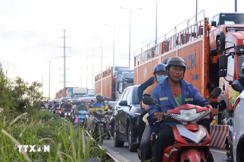 Người tham gia giao thông gặp khó khăn do ùn tắc cục bộ. (Ảnh: Tiến Lực/TTXVN)
