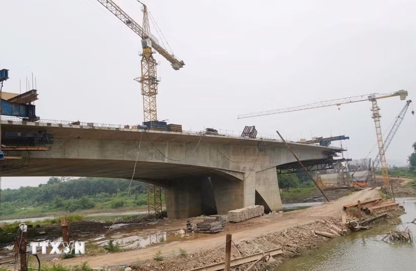 Thi công cầu Quang Vinh 1 thuộc Dự án xây dựng cầu Quang Vinh 1, cầu Quang Vinh 2 và hệ thống đường giao thông kết nối phường Linh Sơn, phường Quan Triều. (Ảnh: Hoàng Nguyên/TTXVN)