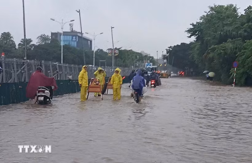 Nhiều nơi ở Hà Nội bị ngập do mưa lớn kéo dài trong ngày 15/9. (Ảnh: Nguyễn Thắng/TTXVN)