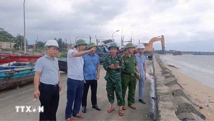 Ông Bùi Trung Tiến, Bí thư Đảng ủy Đặc khu Bạch Long Vĩ kiểm tra công tác phòng chống bão trên đảo. (Ảnh: TTXVN phát)