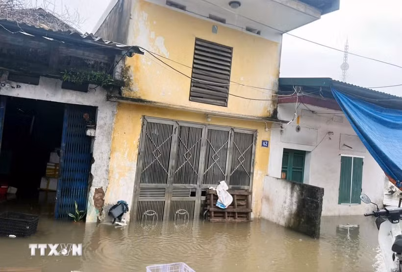 Nhiều nhà dân khu vực ven sông Đáy đã bị nước ngập. (Ảnh: Thanh Tuấn/TTXVN)