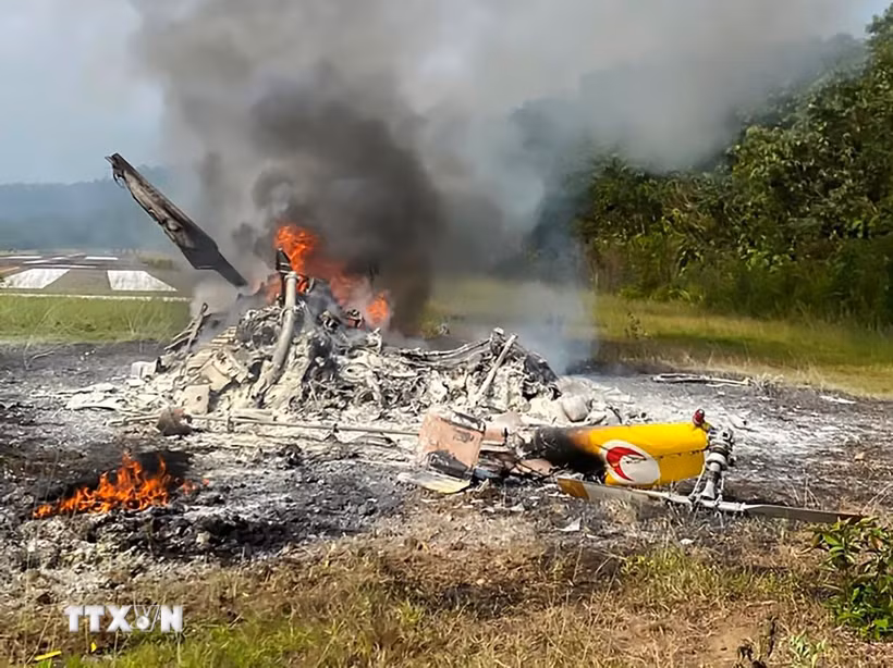 Hiện trường vụ trực thăng rơi gần sân bay Long Lellang, bang Sarawak, Malaysia ngày 8/9/2026. (Ảnh: THX/TTXVN phát)