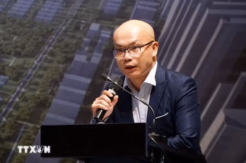 Ông Jinchang Lai, Trưởng nhóm Phát triển Hạ tầng Tài chính Khu vực châu Á-Thái Bình Dương, Ngân hàng Thế giới, trình bày tham luận tại Hội nghị. (Ảnh: Quốc Dũng/TTXVN)