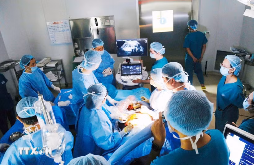 Các bác sỹ Bệnh viện Từ Dũ phối hợp cùng Bệnh viện Nhi đồng 1 Thành phố Hồ Chí Minh thực hiện can thiệp thông tim bào thai. (Ảnh: TTXVN phát)