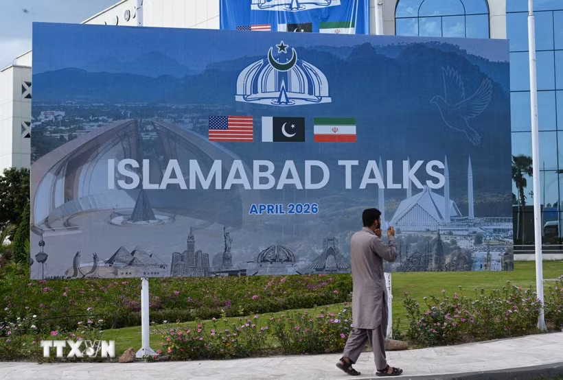 Áp phích về cuộc đàm phán Mỹ-Iran tại Islamabad, Pakistan, ngày 14/4/2026. (Ảnh: THX/TTXVN phát)