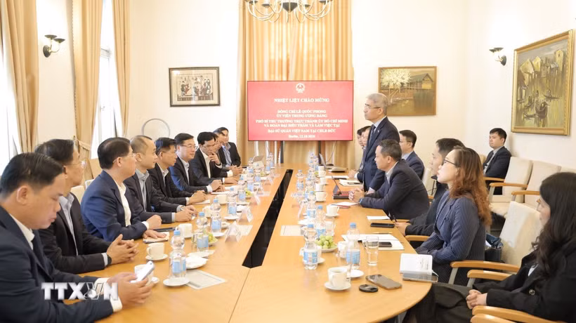Đại sứ Nguyễn Đắc Thành phát biểu trong cuộc làm việc với đoàn công tác Thành phố Hồ Chí Minh. (Ảnh: Thu Hằng/TTXVN)