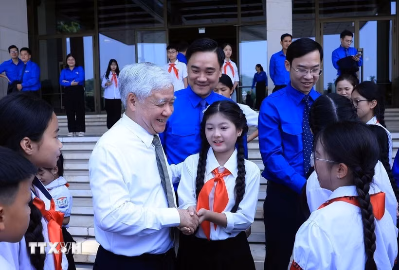 Phó Chủ tịch Thường trực Quốc hội Đỗ Văn Chiến động viên, khích lệ các học sinh xuất sắc thành phố Bắc Ninh. (Ảnh: Tuấn Anh/TTXVN)