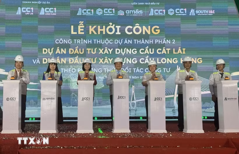 Các đại biểu thực hiện nghi thức khởi công dự án cầu Cát Lái, cầu Long Hưng. (Ảnh: Công Phong/TTXVN)