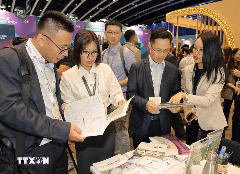 Khách hàng quốc tế tìm hiểu về khả năng hợp tác với một doanh nghiệp Việt Nam cùng tham gia trưng bày tại sự kiện. (Ảnh: Xuân Vịnh/TTXVN