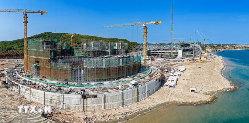 Trung tâm tổ chức hội nghị APEC và các công trình chức năng trên đảo Phú Quốc (An Giang) lộ diện hình hài. (Ảnh: TTXVN phát)