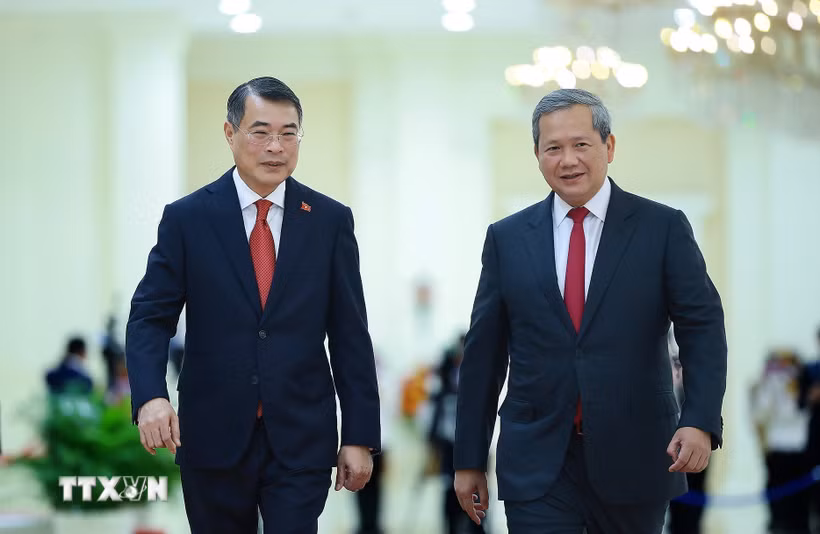 Thủ tướng Hun Manet đón Thủ tướng Lê Minh Hưng thăm chính thức Vương quốc Campuchia. (Ảnh: Dương Giang/TTXVN)