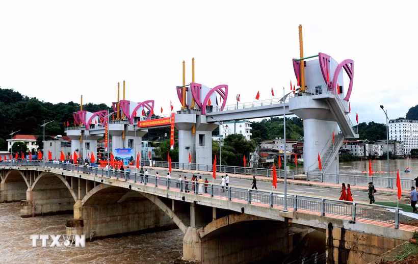 Đập dâng nước tạo cảnh quan trung tâm phường Hà Giang 1 mang lại diện mạo mới cho khu vực trung tâm đô thị. (Ảnh: Đức Thọ/TTXVN)