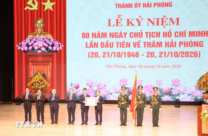 Thừa ủy quyền của Chủ tịch nước, đồng chí Trịnh Văn Quyết, Ủy viên Bộ Chính trị, Bí thư Trung ương Đảng, Trưởng Ban Tuyên giáo Trung ương tặng Huân chương Lao động hạng Nhất cho Đảng bộ, chính quyền và nhân dân thành phố Hải Phòng. (Ảnh: Mạnh Tú/TTXVN)