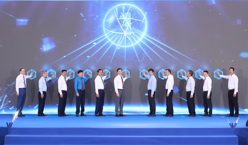 Các đại biểu thực hiện nghi thức triển khai thi công dự án Nhà máy Nhiệt điện Quảng Trạch II. (Nguồn: EVN)