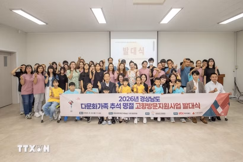 Tổng Lãnh sự Việt Nam tại Busan Đoàn Phương Lan (hàng trước, giữa) cùng đại biểu và các gia đình đa văn hóa Việt-Hàn tại lễ phát động chương trình hỗ trợ về thăm Việt Nam dịp Tết Trung thu 2026. (Ảnh: Nhật Hưng/TTXVN)