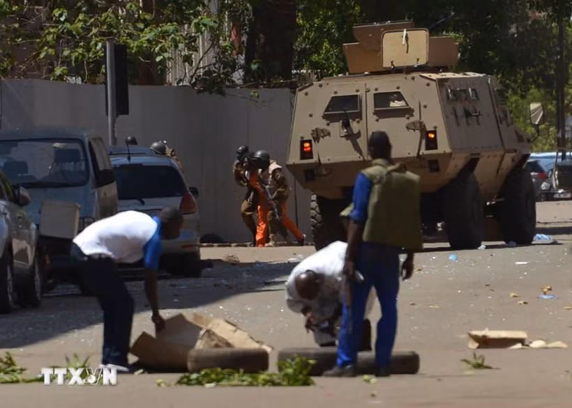 Hiện trường một vụ tấn công tại Ouagadougou, Burkina Faso. (Ảnh: AFP/ TTXVN)