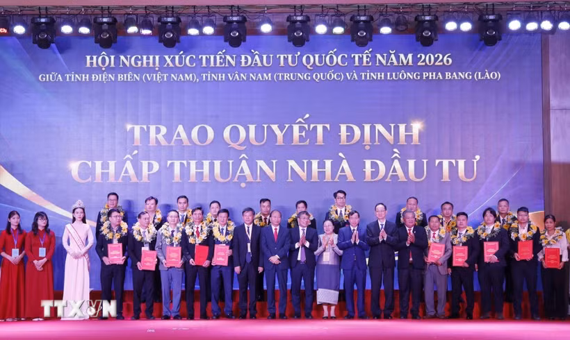 Tỉnh Điện Biên trao quyết định chấp thuận nhà đầu tư và biên bản ghi nhớ hợp tác giữa tỉnh và các nhà đầu tư. (Ảnh: Trung Kiên/TTXVN)