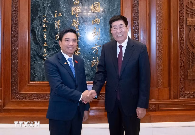 Phó Chủ tịch Quốc hội, Chủ tịch Nhóm Nghị sỹ hữu nghị Việt-Trung Nguyễn Doãn Anh và Chủ tịch Nhóm Nghị sỹ hữu nghị Trung-Việt Ba Âm Triều Lỗ. (Ảnh: Quang Hưng/TTXVN)
