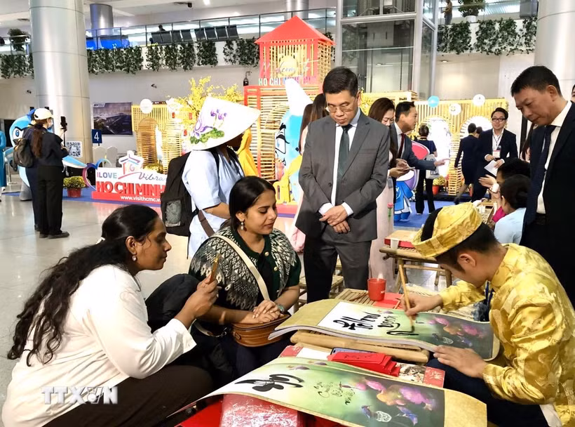 Thành phố Hồ Chí Minh giới thiệu văn hóa Việt đến du khách nước ngoài. (Ảnh: Mỹ Phương/TTXVN)