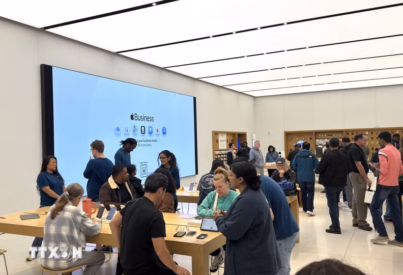 Khách hàng tìm hiểu các sản phẩm mới của Apple tại một cửa hàng ở Reston, khu đô thị thuộc hạt Fairfax, bang Virginia, Mỹ. (Ảnh: Ngọc Quang/TTXVN)
