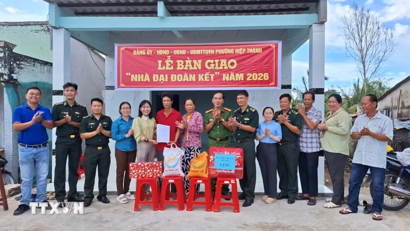 Phường Hiệp Thành tổ chức bàn giao nhà Đại đoàn kết cho hộ nghèo, hộ cận nghèo và con đẻ của người hoạt động kháng chiến bị nhiễm chất độc hóa học. (Ảnh: TTXVN phát)