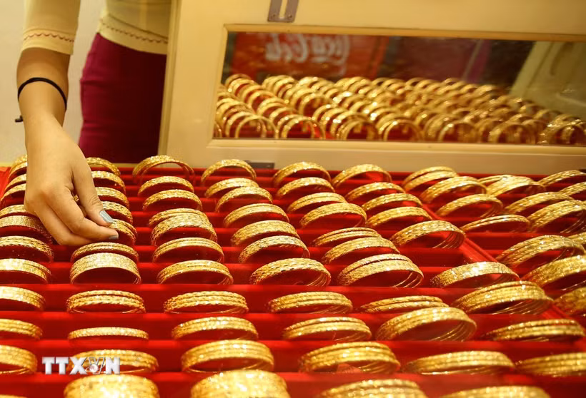 Trang sức vàng được bày bán tại cửa hàng ở Yangon, Myanmar. (Ảnh: THX/TTXVN)