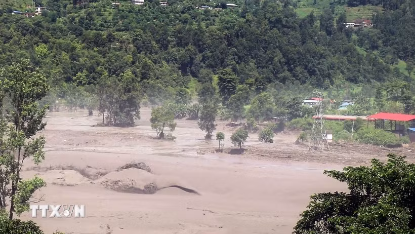 Khu vực bị tàn phá do lũ quét cuốn theo bùn đất tại huyện Rasuwa, Nepal, ngày 26/8/2026. (Ảnh: ANI/TTXVN phát)