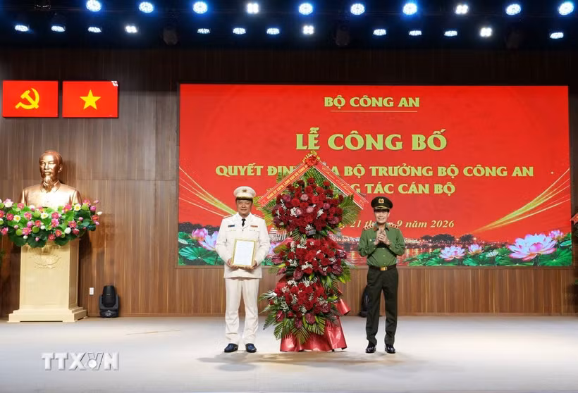 Thượng tướng Lê Quốc Hùng, Thứ trưởng Bộ Công an, trao quyết định của Bộ trưởng Bộ Công an và tặng hoa chúc mừng Đại tá Nguyễn Đình Dương, Giám đốc Công an thành phố Huế. (Ảnh: Nguyên Lý/TTXVN)