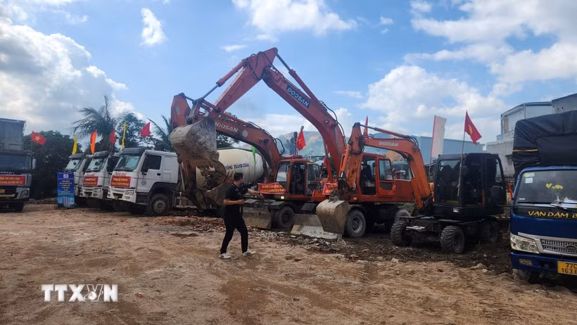 Các phương tiện, máy móc tại buổi lễ khởi công dự án Nhà ở xã hội Chung cư Phú Tài Lộc. (Ảnh: Sỹ Thắng/TTXVN)