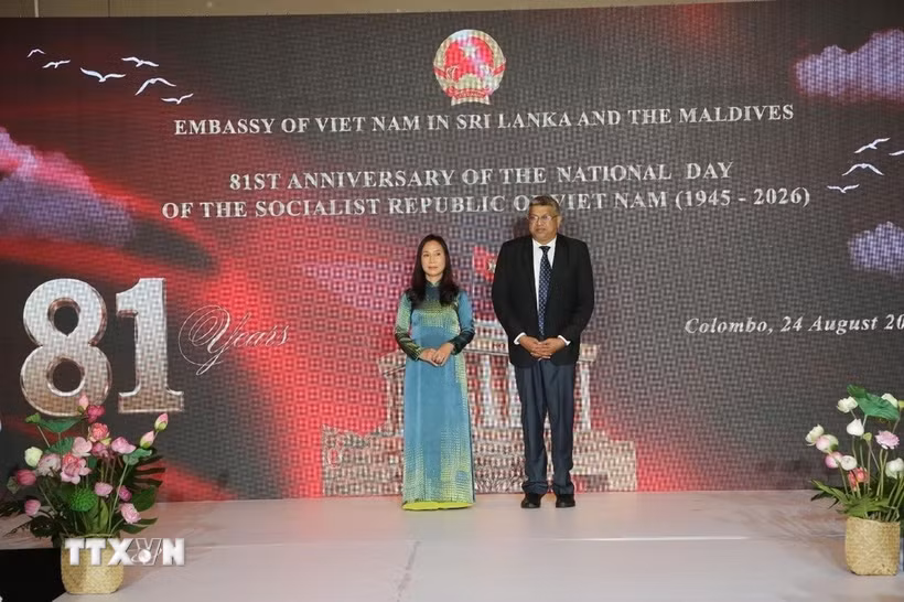 Đại sứ Trịnh Thị Tâm và Bộ trưởng Tư pháp và Hòa giải Quốc gia Sri Lanka Harshana Nanayakkara tại lễ chào cờ. (Ảnh: TTXVN phát)