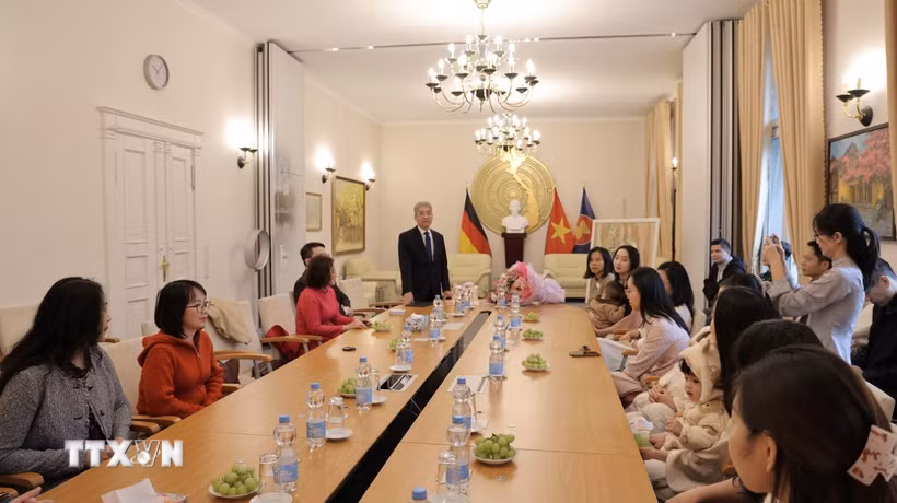 Đại sứ Nguyễn Đắc Thành chúc mừng các cán bộ nữ và phu nhân cán bộ Đại sứ quán Việt Nam. (Ảnh: Thu Hằng/TTXVN)